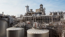 Die Toluoldiisocyanat (TDI)-Anlage am Standort Ludwigshafen hat eine Kapazität von 300.000 Tonnen und besteht aus Anlageeinheiten zum Herstellen von DNT (Dinitrotoluol), TDA (Toluylendiamin) und TDI (Toluoldiisocyanat).
TDI wird für die Produktion von Polyurethan, einem Spezialkunststoff, verwendet. Er findet zum großen Teil in der Möbelindustrie (elastische Schäume für Matratzen, Polsterung oder Holzbeschichtungen), sowie in der Automobilindustrie (Sitzpolster) Einsatz. Die Toluoldiisocyanat (TDI)-Anlage am Standort Ludwigshafen hat eine Kapazität von 300.000 Tonnen und besteht aus Anlageeinheiten zum Herstellen von DNT (Dinitrotoluol), TDA (Toluylendiamin) und TDI (Toluoldiisocyanat).
TDI wird für die Produktion von Polyurethan, einem Spezialkunststoff, verwendet. Er findet zum großen Teil in der Möbelindustrie (elastische Schäume für Matratzen, Polsterung oder Holzbeschichtungen), sowie in der Automobilindustrie (Sitzpolster) Einsatz.