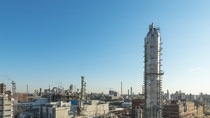 Der Salpetersäure Verbund gehört in Ludwigshafen zu den Kernanlagen des Standorts. Hier wird Salpetersäure in verschiedensten Konzentrationen hergestellt. Neben dem Versorgen von Rohstoffen übernimmt der Salpetersäure Verbund auch andere Aufgaben. So nutzt sie Abgase anderer Betriebe und steuert einen erheblichen Anteil der Dampfproduktion bei. Der Salpetersäure Verbund gehört in Ludwigshafen zu den Kernanlagen des Standorts. Hier wird Salpetersäure in verschiedensten Konzentrationen hergestellt. Neben dem Versorgen von Rohstoffen übernimmt der Salpetersäure Verbund auch andere Aufgaben. So nutzt sie Abgase anderer Betriebe und steuert einen erheblichen Anteil der Dampfproduktion bei.