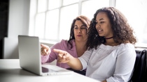 Mutter und Schülerin am Laptop Mutter und Schülerin am Laptop