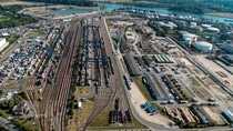 Große Industrie‑ und Verkehrsanlage aus der Luftperspektive. Große Industrie‑ und Verkehrsanlage aus der Luftperspektive.