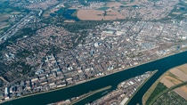 Das Herz der BASF-Gruppe ist die BASF SE mit ihrem Stammwerk in Ludwigshafen am Rhein. Mit etwa 250 Produktionsbetrieben, vielen hundert Laboren, Technika, Werkstätten und Büros auf einer Fläche von rund zehn Quadratkilometern, ist es der größte zusammenhängende Chemiekomplex der Welt.Das Stammwerk der BASF ist auch die Wiege des Verbundkonzepts: Produktionsanlagen, Energieflüsse und Logistik werden intelligent miteinander vernetzt, um Ressourcen so effizient wie möglich zu nutzen. Das Herz der BASF-Gruppe ist die BASF SE mit ihrem Stammwerk in Ludwigshafen am Rhein. Mit etwa 250 Produktionsbetrieben, vielen hundert Laboren, Technika, Werkstätten und Büros auf einer Fläche von rund zehn Quadratkilometern, ist es der größte zusammenhängende Chemiekomplex der Welt.Das Stammwerk der BASF ist auch die Wiege des Verbundkonzepts: Produktionsanlagen, Energieflüsse und Logistik werden intelligent miteinander vernetzt, um Ressourcen so effizient wie möglich zu nutzen.
