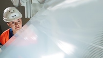 Nur etwa 50 Mikrometer sind die Riblets des funktionalen Films NovaFlex SharkSkin groß. Doch bei richtiger Anbringung auf Flugzeugen entfalten sie eine enorme Wirkung und sorgen für eine Optimierung der Aerodynamik an strömungsrelevanten Bereichen. Bereits bei der Herstellung achtet Maike Schmidt darauf, dass die Struktur qualitativ einwandfrei ist. Nur etwa 50 Mikrometer sind die Riblets des funktionalen Films NovaFlex SharkSkin groß. Doch bei richtiger Anbringung auf Flugzeugen entfalten sie eine enorme Wirkung und sorgen für eine Optimierung der Aerodynamik an strömungsrelevanten Bereichen. Bereits bei der Herstellung achtet Maike Schmidt darauf, dass die Struktur qualitativ einwandfrei ist.