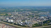 Antwerpen, im Norden von Belgien, ist der zweitgrößte Produktionsstandort der BASF. Der Verbundstandort steht in direkter Verbindung mit der Nordsee, dem Antwerpener Hafen und dem europäischen Hinterland. BASF Antwerpen ist ca. sechs Quadratkilometer groß und zählt 50 Produktionsanlagen, verteilt über 15 integrierte Wertschöpfungsketten. Antwerpen, im Norden von Belgien, ist der zweitgrößte Produktionsstandort der BASF. Der Verbundstandort steht in direkter Verbindung mit der Nordsee, dem Antwerpener Hafen und dem europäischen Hinterland. BASF Antwerpen ist ca. sechs Quadratkilometer groß und zählt 50 Produktionsanlagen, verteilt über 15 integrierte Wertschöpfungsketten.