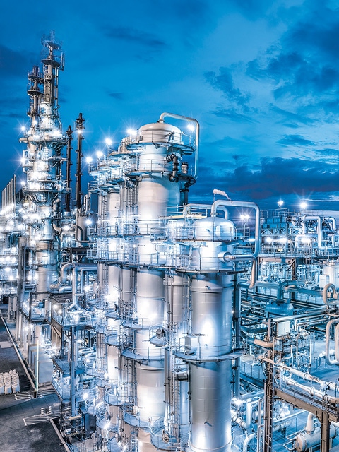 The new acetylene plant, which replaces the almost 60-year-old previous plant at the Ludwigshafen Verbund site, has an annual capacity of 90,000 metric tons. Around 20 plants at the Ludwigshafen site use acetylene as a chemical building block and starting material for manufacturing many everyday products, including pharmaceuticals, plastics, solvents, electronic chemicals and highly elastic textile fibers. BASF customers use these products in the automotive, pharma, construction, consumer goods and textile industries. The integration of the plant into BASF's Verbund system offers advantages such as efficient use of resources, excellent production synergies and short supply routes. In this way, BASF is further enhancing the long-term competitiveness of the Ludwigshafen site. The new acetylene plant, which replaces the almost 60-year-old previous plant at the Ludwigshafen Verbund site, has an annual capacity of 90,000 metric tons. Around 20 plants at the Ludwigshafen site use acetylene as a chemical building block and starting material for manufacturing many everyday products, including pharmaceuticals, plastics, solvents, electronic chemicals and highly elastic textile fibers. BASF customers use these products in the automotive, pharma, construction, consumer goods and textile industries. The integration of the plant into BASF's Verbund system offers advantages such as efficient use of resources, excellent production synergies and short supply routes. In this way, BASF is further enhancing the long-term competitiveness of the Ludwigshafen site.