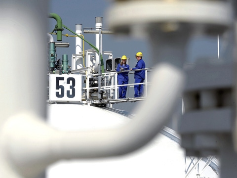 Chemikantin Nina Häublein und Sicherheitsmeister Hartmut Monnheimer begehen einen Kugeltank. Im zentralen Tanklager der BASF in Ludwigshafen sorgen 68 Tankbehälter für ein sicheres und effizientes Lagern flüssiger Produktionsstoffe wie zum Beispiel Methanol und Naphtha. Insgesamt werden dort 212.000 m³ Flüssigkeiten und fast 40.000 m³ unter Druck verflüssigte Gase gespeichert. Chemikantin Nina Häublein und Sicherheitsmeister Hartmut Monnheimer begehen einen Kugeltank. Im zentralen Tanklager der BASF in Ludwigshafen sorgen 68 Tankbehälter für ein sicheres und effizientes Lagern flüssiger Produktionsstoffe wie zum Beispiel Methanol und Naphtha. Insgesamt werden dort 212.000 m³ Flüssigkeiten und fast 40.000 m³ unter Druck verflüssigte Gase gespeichert.