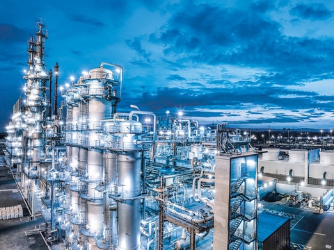 The new acetylene plant, which replaces the almost 60-year-old previous plant at the Ludwigshafen Verbund site, has an annual capacity of 90,000 metric tons. Around 20 plants at the Ludwigshafen site use acetylene as a chemical building block and starting material for manufacturing many everyday products, including pharmaceuticals, plastics, solvents, electronic chemicals and highly elastic textile fibers. BASF customers use these products in the automotive, pharma, construction, consumer goods and textile industries. The integration of the plant into BASF's Verbund system offers advantages such as efficient use of resources, excellent production synergies and short supply routes. In this way, BASF is further enhancing the long-term competitiveness of the Ludwigshafen site. The new acetylene plant, which replaces the almost 60-year-old previous plant at the Ludwigshafen Verbund site, has an annual capacity of 90,000 metric tons. Around 20 plants at the Ludwigshafen site use acetylene as a chemical building block and starting material for manufacturing many everyday products, including pharmaceuticals, plastics, solvents, electronic chemicals and highly elastic textile fibers. BASF customers use these products in the automotive, pharma, construction, consumer goods and textile industries. The integration of the plant into BASF's Verbund system offers advantages such as efficient use of resources, excellent production synergies and short supply routes. In this way, BASF is further enhancing the long-term competitiveness of the Ludwigshafen site.