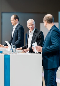 Annual Press Conference for the full year 2025, Dr. Dirk Elvermann, Chief Financial Officer (left), Dr. Markus Kamieth, Chairman of the Board of Executive Directors (center).
Photo: BASF SE Annual Press Conference for the full year 2025, Dr. Dirk Elvermann, Chief Financial Officer (left), Dr. Markus Kamieth, Chairman of the Board of Executive Directors (center).
Photo: BASF SE