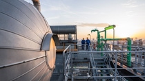 Die PolyTHF-Anlage am Verbundstandort Ludwigshafen. BASF, die das hier gefertigte Polytetrahydrofuran unter dem Markennamen PolyTHF® vermarktet, zählt mit Produktionsanlagen auf allen Kontinenten heute zu den global bedeutendsten Anbietern des vielseitigen Zwischenprodukts. Anlagenfahrer Wolfgang Higazi-Deissler (links) und Prozessmanager Armin Beitz-Urban (rechts) unternehmen ihren täglichen Kontrollrundgang durch die Anlage. PolyTHF® ist ein wichtiges Ausgangsmaterial bei der Herstellung vieler verschiedener Produkte. Beispiele sind elastische Spandex- und Elastan-Fasern für Textilien. Dazu kommen abriebfeste Schläuche und Kabelummantelungen für den Fahrzeugbau. Auch Hersteller hochwertiger Räder für Skateboards und Inline-Skates benötigen dieses Zwischenprodukt. Die PolyTHF-Anlage am Verbundstandort Ludwigshafen. BASF, die das hier gefertigte Polytetrahydrofuran unter dem Markennamen PolyTHF® vermarktet, zählt mit Produktionsanlagen auf allen Kontinenten heute zu den global bedeutendsten Anbietern des vielseitigen Zwischenprodukts. Anlagenfahrer Wolfgang Higazi-Deissler (links) und Prozessmanager Armin Beitz-Urban (rechts) unternehmen ihren täglichen Kontrollrundgang durch die Anlage. PolyTHF® ist ein wichtiges Ausgangsmaterial bei der Herstellung vieler verschiedener Produkte. Beispiele sind elastische Spandex- und Elastan-Fasern für Textilien. Dazu kommen abriebfeste Schläuche und Kabelummantelungen für den Fahrzeugbau. Auch Hersteller hochwertiger Räder für Skateboards und Inline-Skates benötigen dieses Zwischenprodukt.