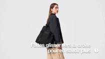 Un mannequin femme porte un sac à main noir sur l'épaule devant un fond neutre. Un mannequin femme porte un sac à main noir sur l'épaule devant un fond neutre.