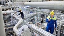 In BASF’s ChemCycling™ project, plastic waste is transformed into pyrolysis oil using a thermochemical process. The oil can be fed in the BASF Verbund, replacing fossil resources. Using a mass balance approach, new products are manufactured with it. These have the same properties as products from fossil raw materials. BASF works together with partners such as Quantafuel, a startup headquartered in Oslo, Norway. Quantafuel is specialized in the pyrolysis of mixed plastic waste and the integrated purification of the resulting oil. Dr. Michael Bachtler (right), who is working on BASF’s ChemCycling™ project, and Rasmus Kærsgaard (left), Plant Director at Quantafuel in Quantafuel’s pyrolysis and purification plant in Skive, Denmark. In BASF’s ChemCycling™ project, plastic waste is transformed into pyrolysis oil using a thermochemical process. The oil can be fed in the BASF Verbund, replacing fossil resources. Using a mass balance approach, new products are manufactured with it. These have the same properties as products from fossil raw materials. BASF works together with partners such as Quantafuel, a startup headquartered in Oslo, Norway. Quantafuel is specialized in the pyrolysis of mixed plastic waste and the integrated purification of the resulting oil. Dr. Michael Bachtler (right), who is working on BASF’s ChemCycling™ project, and Rasmus Kærsgaard (left), Plant Director at Quantafuel in Quantafuel’s pyrolysis and purification plant in Skive, Denmark.