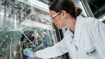 More and more electric cars are registered worldwide every year. At the same time, the raw materials for the batteries are limited and their mining is associated with negative environmental impact. BASF researchers at the Ludwigshafen site therefore develop a new chemical process to recycle the lithium contained in the battery in high purity. This will also avoid waste and reduce the CO2 footprint compared to state-of-the-art recycling processes. Lab technician Theresa Simon checks the crystallization of the lithium salts in a laboratory reactor. More and more electric cars are registered worldwide every year. At the same time, the raw materials for the batteries are limited and their mining is associated with negative environmental impact. BASF researchers at the Ludwigshafen site therefore develop a new chemical process to recycle the lithium contained in the battery in high purity. This will also avoid waste and reduce the CO2 footprint compared to state-of-the-art recycling processes. Lab technician Theresa Simon checks the crystallization of the lithium salts in a laboratory reactor.