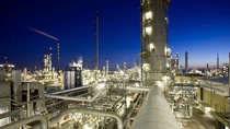Eine Fläche von rund 64.000 Quadratmetern - das entspricht 13 Fußballfeldern - umfasst der Steamcracker II, die größte einzelne Anlage am Standort Ludwigshafen der BASF. Der Cracker ist auch das "Herzstück" der Verbundproduktion. Seit 1981 ist dieser Gigant in Betrieb und spaltet unter Zusatz von Wasserdampf bei etwa 850 Grad Celsius Rohbenzin auf. Dabei entstehen im wesentlichen Ethylen und Propylen, beides unverzichtbare Grundstoffe für die Herstellung vieler Produkte in Ludwigshafen. Eine Fläche von rund 64.000 Quadratmetern - das entspricht 13 Fußballfeldern - umfasst der Steamcracker II, die größte einzelne Anlage am Standort Ludwigshafen der BASF. Der Cracker ist auch das "Herzstück" der Verbundproduktion. Seit 1981 ist dieser Gigant in Betrieb und spaltet unter Zusatz von Wasserdampf bei etwa 850 Grad Celsius Rohbenzin auf. Dabei entstehen im wesentlichen Ethylen und Propylen, beides unverzichtbare Grundstoffe für die Herstellung vieler Produkte in Ludwigshafen.