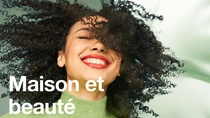 Une femme souriante aux cheveux noirs bouclés. Le texte de l'image indique : « Entretien de la maison et produits d’hygiène ». Une femme souriante aux cheveux noirs bouclés. Le texte de l'image indique : « Entretien de la maison et produits d’hygiène ».