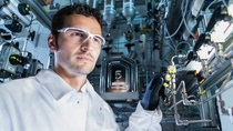 Klimaschutz ist ein zentraler Bestandteil der BASF-Strategie. Bereits seit vielen Jahren reduziert das Unternehmen kontinuierlich seine CO2 Emissionen. Zur weiteren signifikanten Reduktion werden in der Forschung innovative Verfahren entwickelt wie zum Beispiel die Synthesegasdirektumwandlung als Baustein der Olefinsynthese. Olefine sind Zwischenprodukte beispielsweise bei der Produktion von Reinigungsmitteln, Aromachemikalien oder Superabsorbern. Durch neue Prozesstechniken und Katalysatoren kann der CO2-Fußabdruck bei der Olefin-Herstellung um bis zu 50 Prozent reduziert werden. Chemielaborant Oliver Secosan steuert die neue Anlage zur Synthesegasdirektumwandlung. Klimaschutz ist ein zentraler Bestandteil der BASF-Strategie. Bereits seit vielen Jahren reduziert das Unternehmen kontinuierlich seine CO2 Emissionen. Zur weiteren signifikanten Reduktion werden in der Forschung innovative Verfahren entwickelt wie zum Beispiel die Synthesegasdirektumwandlung als Baustein der Olefinsynthese. Olefine sind Zwischenprodukte beispielsweise bei der Produktion von Reinigungsmitteln, Aromachemikalien oder Superabsorbern. Durch neue Prozesstechniken und Katalysatoren kann der CO2-Fußabdruck bei der Olefin-Herstellung um bis zu 50 Prozent reduziert werden. Chemielaborant Oliver Secosan steuert die neue Anlage zur Synthesegasdirektumwandlung.