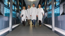 In the new research building B007, BASF research moves closer together. Here, scientists from material physics, formulation and specialty chemicals research work door-to-door. They develop new solutions together with polymer chemists in the neighboring building. A bridge, shortening paths, interconnects the two buildings. Furthermore, open communication areas facilitate exchange between the scientific disciplines. This stimulates creative ideas, and benefits the efficient development of effective solutions.
Van Tay Nguyen (left), Bernhard von Vacano (mid left), Sebastian Müller (mid right), from Material Physics, together with Fangfang Chu (right), chemist at Formulation Research, on their way across the bridge to a project meeting. In the new research building B007, BASF research moves closer together. Here, scientists from material physics, formulation and specialty chemicals research work door-to-door. They develop new solutions together with polymer chemists in the neighboring building. A bridge, shortening paths, interconnects the two buildings. Furthermore, open communication areas facilitate exchange between the scientific disciplines. This stimulates creative ideas, and benefits the efficient development of effective solutions.
Van Tay Nguyen (left), Bernhard von Vacano (mid left), Sebastian Müller (mid right), from Material Physics, together with Fangfang Chu (right), chemist at Formulation Research, on their way across the bridge to a project meeting.