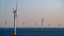 Der Offshore-Windpark Hollandse Kust Zuid, der sich im Besitz von Vattenfall, BASF und Allianz befindet, liegt in der Nordsee, 18-36 Kilometer vor der niederländischen Küste zwischen den Städten Scheveningen und Zandvoort. Die 139 Turbinen haben eine Gesamtkapazität von 1,5 GW und machen ihn zu einem der größten Offshore-Windparks der Welt. 2024 soll der Windpark vollständig in Betrieb sein. BASF wird etwa die Hälfte des erzeugten Stroms für die Versorgung mehrerer Produktionsstandorte in Europa nutzen, das sind etwa 3 Terawattstunden pro Jahr.  Der Offshore-Windpark Hollandse Kust Zuid, der sich im Besitz von Vattenfall, BASF und Allianz befindet, liegt in der Nordsee, 18-36 Kilometer vor der niederländischen Küste zwischen den Städten Scheveningen und Zandvoort. Die 139 Turbinen haben eine Gesamtkapazität von 1,5 GW und machen ihn zu einem der größten Offshore-Windparks der Welt. 2024 soll der Windpark vollständig in Betrieb sein. BASF wird etwa die Hälfte des erzeugten Stroms für die Versorgung mehrerer Produktionsstandorte in Europa nutzen, das sind etwa 3 Terawattstunden pro Jahr.