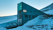 Der Saatgut-Tresor Global Seed Vault im norwegischen Spitzbergen umhüllt von Schnee. Der Saatgut-Tresor Global Seed Vault im norwegischen Spitzbergen umhüllt von Schnee.