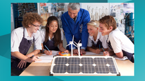 Gruppe junger Menschen arbeitet gemeinsam an einem Modell mit Solarzellen an einem Tisch; darüber Text „Young minds for a sustainable future“ und Logos am unteren Bildrand. Gruppe junger Menschen arbeitet gemeinsam an einem Modell mit Solarzellen an einem Tisch; darüber Text „Young minds for a sustainable future“ und Logos am unteren Bildrand.