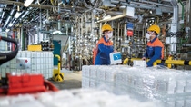 As part of the “Helping Hands” aid campaign, BASF is involved in the fight against the spread of the coronavirus with numerous actions and contributions. For example, BASF is donating hand sanitizer to healthcare facilities in many countries. The photo shows the Sokalan & Uvinul factory in Ludwigshafen, Germany. Since mid-April, around 100 metric tons of hand sanitizer have been produced there per week – in addition to the actual production of UV absorbers as well as additives for different applications such as detergents and cleaning agents and industrial formulations. Sanitizer is not normally part of BASF’s product portfolio. In order to cope with the corona pandemic, plants in Ludwigshafen and other locations were therefore converted in a very short time. As part of the “Helping Hands” aid campaign, BASF is involved in the fight against the spread of the coronavirus with numerous actions and contributions. For example, BASF is donating hand sanitizer to healthcare facilities in many countries. The photo shows the Sokalan & Uvinul factory in Ludwigshafen, Germany. Since mid-April, around 100 metric tons of hand sanitizer have been produced there per week – in addition to the actual production of UV absorbers as well as additives for different applications such as detergents and cleaning agents and industrial formulations. Sanitizer is not normally part of BASF’s product portfolio. In order to cope with the corona pandemic, plants in Ludwigshafen and other locations were therefore converted in a very short time.