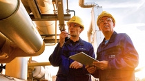 Luigi Marano und Enrico Gundermann, beide Chemikanten, geben per Funkgerät der Messwarte Betriebsparameter von den Kontrollpunkten an der Wasserstoffanlage durch. Diese Werte werden in der Messwarte abgeglichen und protokolliert.
Chemical technicians Luigi Marano and Enrico Gundermann use a two-way radio to transmit the operating parameters from the checkpoints in the hydrogen plant to the control station, where the figures are compared and recorded. Luigi Marano und Enrico Gundermann, beide Chemikanten, geben per Funkgerät der Messwarte Betriebsparameter von den Kontrollpunkten an der Wasserstoffanlage durch. Diese Werte werden in der Messwarte abgeglichen und protokolliert.
Chemical technicians Luigi Marano and Enrico Gundermann use a two-way radio to transmit the operating parameters from the checkpoints in the hydrogen plant to the control station, where the figures are compared and recorded.