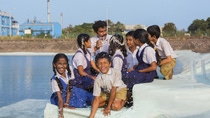 Im Rahmen des „Wasser-Erziehungs-Projekts“ der BASF ziehen Schüler der Shri Venkataramana Higher Primary School in Kulai (Mangalore) zusammen mit dem Naturkundelehrer Gopala V Proben aus dem Grundwasserreservoir, das in der Nähe der BASF-Produktionsstätte liegt. Mithilfe des Wasser Testing Toolkits können sie die physische, chemische und biologische Parameter der Wasserprobe testen. Im Rahmen des „Wasser-Erziehungs-Projekts“ der BASF ziehen Schüler der Shri Venkataramana Higher Primary School in Kulai (Mangalore) zusammen mit dem Naturkundelehrer Gopala V Proben aus dem Grundwasserreservoir, das in der Nähe der BASF-Produktionsstätte liegt. Mithilfe des Wasser Testing Toolkits können sie die physische, chemische und biologische Parameter der Wasserprobe testen.