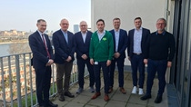 BASF Agricultural Solutions und ProChem Innotec GmbH haben eine Vereinbarung über den Verkauf von Produktionsanlagen im Industriepark Höchst unterzeichnet. Die Veräußerung ist Teil der strategischen Anpassung des Produktionsnetzwerks von BASF.
Namen (von links nach rechts):
• Notar Dr. Matthias Meyer,
• Jochen Pohl (Geschäftsführer ProChem GmbH),
• Gerhard Jakobi (Geschäftsführender Gesellschafter ProChem Gruppe / ProChem InnoTec GmbH),
• Dr. Nicolai Wörz (Geschäftsführer BASF Agricultural Solutions GmbH),
• Philipp Maurer (Principal Legal Counsel, BASF SE),
• Simon Schmidt (Geschäftsführer ProChem InnoTec GmbH),
• Maik Heidinger (Gesellschafter ProChem Gruppe)
Foto: BASF BASF Agricultural Solutions und ProChem Innotec GmbH haben eine Vereinbarung über den Verkauf von Produktionsanlagen im Industriepark Höchst unterzeichnet. Die Veräußerung ist Teil der strategischen Anpassung des Produktionsnetzwerks von BASF.
Namen (von links nach rechts):
• Notar Dr. Matthias Meyer,
• Jochen Pohl (Geschäftsführer ProChem GmbH),
• Gerhard Jakobi (Geschäftsführender Gesellschafter ProChem Gruppe / ProChem InnoTec GmbH),
• Dr. Nicolai Wörz (Geschäftsführer BASF Agricultural Solutions GmbH),
• Philipp Maurer (Principal Legal Counsel, BASF SE),
• Simon Schmidt (Geschäftsführer ProChem InnoTec GmbH),
• Maik Heidinger (Gesellschafter ProChem Gruppe)
Foto: BASF