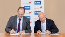 Dirk Elvermann, CFO and CDO of BASF, and Anders Opedal, President and CEO of Equinor, at the signing of the ten-year natural gas supply agreement.
Photo: Equinor and BASF
Dirk Elvermann, CFO and CDO of BASF, and Anders Opedal, President and CEO of Equinor, at the signing of the ten-year natural gas supply agreement.
Photo: Equinor and BASF