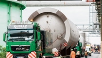 The plate-fall-film evaporator was transported via the BASF site in Ludwigshafen using heavy-haul transport.
Photo: BASF The plate-fall-film evaporator was transported via the BASF site in Ludwigshafen using heavy-haul transport.
Photo: BASF