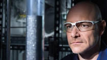 Klimaschutz ist ein zentraler Bestandteil der BASF-Strategie. Bereits seit vielen Jahren reduziert das Unternehmen kontinuierlich seine CO2 Emissionen. Zur weiteren signifikanten Reduktion werden in der Forschung innovative Verfahren entwickelt wie zum Beispiel die Methanpyrolyse. BASF-Forscher haben ein neues Reaktorkonzept entwickelt, sodass Wasserstoff ohne CO2-Emissionen hergestellt werden kann. Wasserstoff wird von der chemischen Industrie in großen Mengen beispielsweise für die Ammoniaksynthese benötigt.Roland Stach, Techniker, führt in einer speziell entwickelten Laboranlage (Bild) Experimente zur Methanpyrolysereaktion bei bis zu 1500 °C durch. Die Umsetzung des Verfahrens im Technikumsmaßstab ist die nächste Herausforderung der BASF-Experten. Klimaschutz ist ein zentraler Bestandteil der BASF-Strategie. Bereits seit vielen Jahren reduziert das Unternehmen kontinuierlich seine CO2 Emissionen. Zur weiteren signifikanten Reduktion werden in der Forschung innovative Verfahren entwickelt wie zum Beispiel die Methanpyrolyse. BASF-Forscher haben ein neues Reaktorkonzept entwickelt, sodass Wasserstoff ohne CO2-Emissionen hergestellt werden kann. Wasserstoff wird von der chemischen Industrie in großen Mengen beispielsweise für die Ammoniaksynthese benötigt.Roland Stach, Techniker, führt in einer speziell entwickelten Laboranlage (Bild) Experimente zur Methanpyrolysereaktion bei bis zu 1500 °C durch. Die Umsetzung des Verfahrens im Technikumsmaßstab ist die nächste Herausforderung der BASF-Experten.
