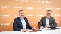 A strong partnership: Daniel Schönfelder, President of BASF’s Battery Materials division, and Marc Affüpper, Managing Director of the TSR Group, sign an agreement to collaborate on the recycling of electric vehicle batteries in Europe.
Photo: BASF A strong partnership: Daniel Schönfelder, President of BASF’s Battery Materials division, and Marc Affüpper, Managing Director of the TSR Group, sign an agreement to collaborate on the recycling of electric vehicle batteries in Europe.
Photo: BASF