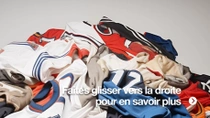 Une pile de maillots de sport usagés de différentes couleurs.  Une pile de maillots de sport usagés de différentes couleurs.