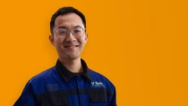 一名身穿蓝色工作服的中国男性巴斯夫员工位于橙色的背景前,一个光环绕在他的肘部。 一名身穿蓝色工作服的中国男性巴斯夫员工位于橙色的背景前,一个光环绕在他的肘部。