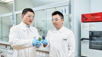 BASF forscht weltweit an innovativen Kathodenmaterialien, die die Elektromobilität weiter voranbringen. Innovationen der BASF für hochleistungsfähige Lithium-Ionen-Batterien helfen, die reale Reichweite eines Mittelklassewagens im Jahr 2025 von 300 auf 600 km zu verdoppeln und die Ladezeit von Elektroautos deutlich zu reduzieren.
Zwei wissenschaftliche Mitarbeiter am Innovation Campus Schanghai, China, begutachten im Labor hergestellte Kathodenmaterialien sowie deren Ausgangsmaterialien. BASF forscht weltweit an innovativen Kathodenmaterialien, die die Elektromobilität weiter voranbringen. Innovationen der BASF für hochleistungsfähige Lithium-Ionen-Batterien helfen, die reale Reichweite eines Mittelklassewagens im Jahr 2025 von 300 auf 600 km zu verdoppeln und die Ladezeit von Elektroautos deutlich zu reduzieren.
Zwei wissenschaftliche Mitarbeiter am Innovation Campus Schanghai, China, begutachten im Labor hergestellte Kathodenmaterialien sowie deren Ausgangsmaterialien.