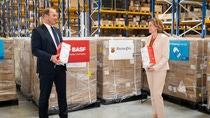 Chairman of BASF’s Board of Executive Directors Martin Brudermüller hands over a donation of more than 1 million protective masks to the Prime Minister of Rhineland-Palatinate Malu Dreyer. Photo: BASF SE Chairman of BASF’s Board of Executive Directors Martin Brudermüller hands over a donation of more than 1 million protective masks to the Prime Minister of Rhineland-Palatinate Malu Dreyer. Photo: BASF SE