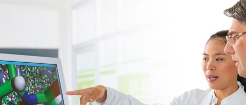 Die Digitalisierung in der Forschung trägt dazu bei, die Forschungsarbeit effizienter zu gestalten, Wissensnetzwerke auszubauen und mehr Freiräume für Kreativität zu schaffen. Die Chemikerin Dr. Fangfang Chu und Dr. Eduard Schreiner, Experte für molekulare Simulationen, diskutieren über die Computersimulation einer Mikroverkapselung. Diese werden genutzt, um Wirkstoffe zum Beispiel vor Feuchtigkeit und Sauerstoff zu schützen. Mit Hilfe der Simulation können die komplexen chemischen und physikalischen Wechselwirkungen innerhalb der Mikrokapsel besser verstanden und vorhergesagt werden. So können Versuchsreihen im Labor gezielter geplant werden. Die Digitalisierung in der Forschung trägt dazu bei, die Forschungsarbeit effizienter zu gestalten, Wissensnetzwerke auszubauen und mehr Freiräume für Kreativität zu schaffen. Die Chemikerin Dr. Fangfang Chu und Dr. Eduard Schreiner, Experte für molekulare Simulationen, diskutieren über die Computersimulation einer Mikroverkapselung. Diese werden genutzt, um Wirkstoffe zum Beispiel vor Feuchtigkeit und Sauerstoff zu schützen. Mit Hilfe der Simulation können die komplexen chemischen und physikalischen Wechselwirkungen innerhalb der Mikrokapsel besser verstanden und vorhergesagt werden. So können Versuchsreihen im Labor gezielter geplant werden.