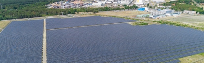 Auf 24 Hektar entlang der Naundorfer Straße in Schwarzheide ist seit Februar 2022 der erste gemeinsame Solarpark der BASF Schwarzheide GmbH und der envia Mitteldeutsche Energie AG (enviaM) entstanden. Etwa 52.000 Solarmodule werden die Produktionsanlagen der BASF künftig mit klimafreundlichem Strom aus Sonnenenergie versorgen. Die feierliche Inbetriebnahme der Anlage findet am 25. August 2022 statt.