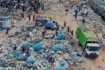 Menschen auf einer Müllkippe Menschen auf einer Müllkippe