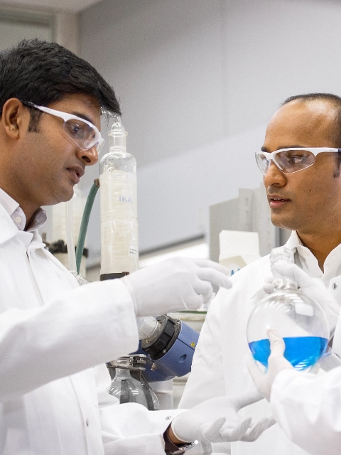 Dr. Vijay Swaminathan (center), Organic Synthetic Lab, BASF India, discusses ongoing research projects with his colleagues Manoojkumar Poonoth (left) and Nitin Gupte (right), both chemists. The researchers are working on agricultural solutions, solutions for the energy and leather industry and specialty chemicals. They also synthesize intermediates for industrial applications.