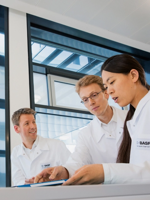 In the new research building B007, BASF research moves closer together. Here, scientists from material physics, formulation and specialty chemicals research work door-to-door. They develop new solutions together with polymer chemists in the neighboring building. A bridge, shortening paths, interconnects the two buildings. 

Furthermore, open communication areas facilitate exchange between the scientific disciplines. This stimulates creative ideas, and benefits the efficient development of effective solutions.

Sabine Hirth (left), Karsten Seidel (middle left) and Bernhard von Vacano (middle right), from Material Physics, together with Fangfang Chu (right), chemist at Formulation Research, exchange experience and discuss research findings.