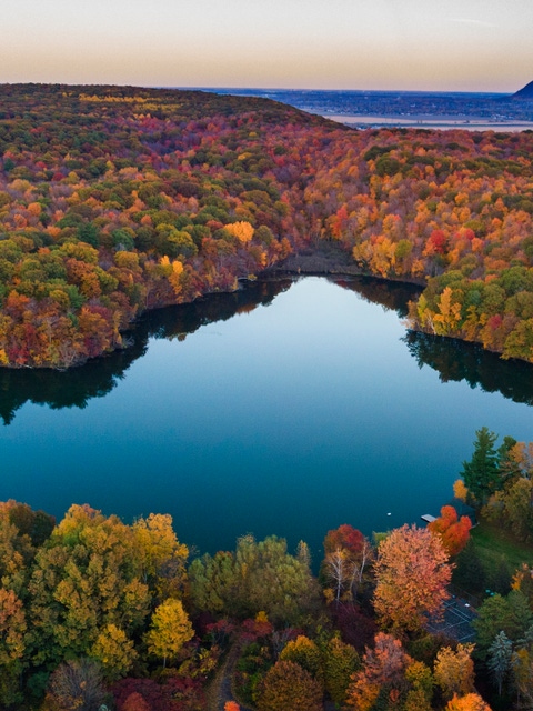 Vue aérienne du parc national du Mont-Saint-Bruno en automne