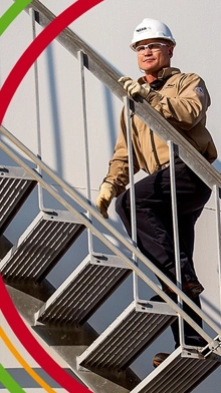 Zwei Personen gehen eine Treppe nach oben