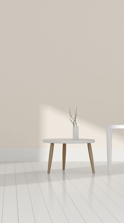 Großer leerer Raum mit einem Stuhl und einem kleinen Tisch Großer leerer Raum mit einem Stuhl und einem kleinen Tisch