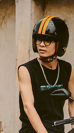 Man sitzt auf einem stehenden Moped Man sitzt auf einem stehenden Moped