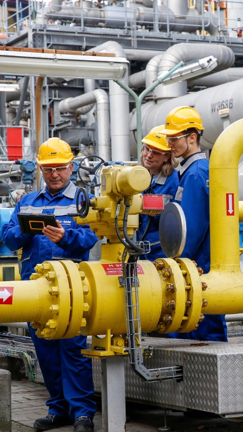 Industry-specific tablet devices that provide access to digital information can support plant employees for example with maintenance work. Under the banner of “Smart Manufacturing”, BASF evaluates opportunities for a more intensive use of digital technologies and applications in its plants with the goal of making production more efficient and even safer.