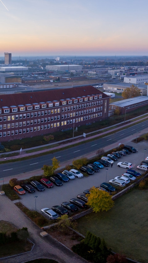 Drohnenaufnahme Haupttor BASF in Schwarzheide