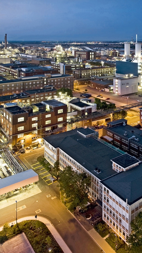 Srdce spoločnosti BASF leží v meste Ludwigshafen. S viac ako 160 chemickými výrobnými závodmi, niekoľko sto laboratóriami, technickými centrami predstavuje najväčší priemyselný komplex v Európe. Copyright BASF.
The heart of the BASF Group is BASF SE headquartered in Ludwigshafen, Germany. With its over 160 chemical production plants, several hundred laboratories, technical centers, workshops and offices, it is the largest integrated industrial complex in Europe. 
Print free of charge. Copyright by BASF.,Das Herz der BASF-Gruppe ist die BASF SE mit ihrem Stammwerk in Ludwigshafen am Rhein. Mit über 160 chemischen Produktionsbetrieben, vielen hundert Labors, Technika, Werkstätten und Büros ist es der größte zusammenhängende Industriekomplex Europas.         Abdruck honorarfrei. Copyright by BASF.
The heart of the BASF Group is BASF SE headquartered in Ludwigshafen, Germany. With its over 160 chemical production plants, several hundred laboratories, technical centers, workshops and offices, it is the largest integrated industrial complex in Europe. 
Print free of charge. Copyright by BASF. Srdce spoločnosti BASF leží v meste Ludwigshafen. S viac ako 160 chemickými výrobnými závodmi, niekoľko sto laboratóriami, technickými centrami predstavuje najväčší priemyselný komplex v Európe. Copyright BASF.
The heart of the BASF Group is BASF SE headquartered in Ludwigshafen, Germany. With its over 160 chemical production plants, several hundred laboratories, technical centers, workshops and offices, it is the largest integrated industrial complex in Europe. 
Print free of charge. Copyright by BASF.,Das Herz der BASF-Gruppe ist die BASF SE mit ihrem Stammwerk in Ludwigshafen am Rhein. Mit über 160 chemischen Produktionsbetrieben, vielen hundert Labors, Technika, Werkstätten und Büros ist es der größte zusammenhängende Industriekomplex Europas.         Abdruck honorarfrei. Copyright by BASF.
The heart of the BASF Group is BASF SE headquartered in Ludwigshafen, Germany. With its over 160 chemical production plants, several hundred laboratories, technical centers, workshops and offices, it is the largest integrated industrial complex in Europe. 
Print free of charge. Copyright by BASF.