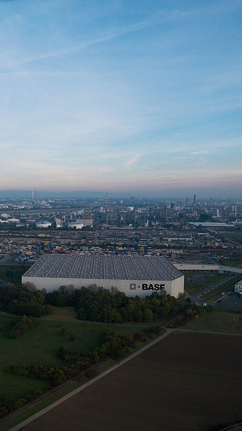 In Europas größtem Logistikzentrum für verpackte Chemikalien können jährlich 60.000 Transporte abgewickelt werden. Modernste Informationstechnologie steuert alle notwendigen Abläufe in Lager und Versand.