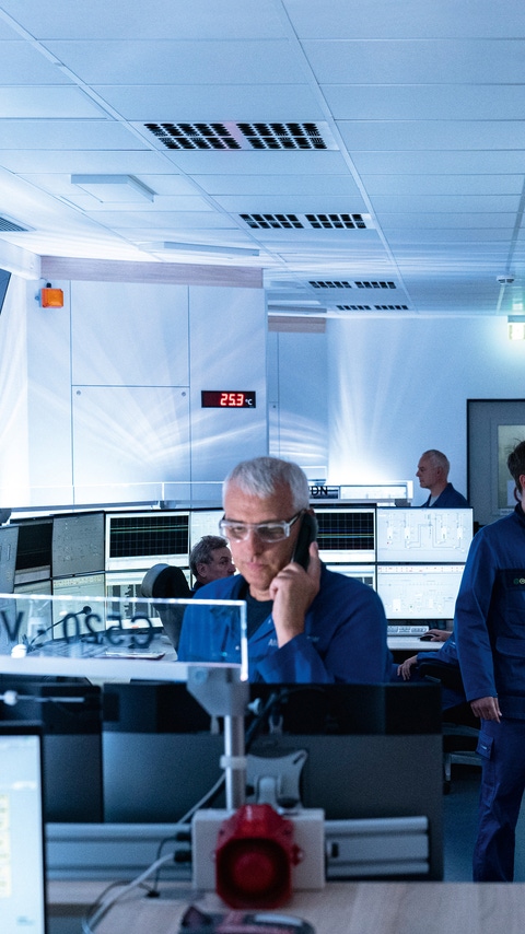 The modern control station in an intermediate products plant at the Ludwigshafen site is where all information relating to the plant comes together. Using numerous screens, the plant operators control and monitor the highly complex chemical processes. On the “Collaboration Board” (right), a large touchscreen in the center of the room, the employees call up all the important information at the same time and can thus work in an effective and concentrated manner. The employees also use the “Collaboration Board” for training, as the large, interactive screen is ideal for conveying learning contents. The plant for intermediate products is made up of 16 plant sections and manufactures a broad portfolio of around 50 intermediate products such as amines or diols. BASF customers need these products for applications including the production of coatings for the automotive industry, pharma or crop protection products.