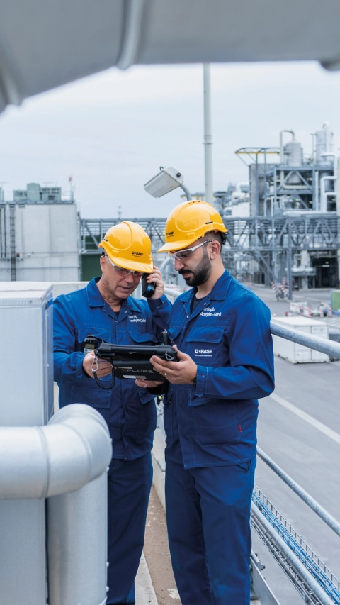 The new acetylene plant, which replaces the almost 60-year-old previous plant at the Ludwigshafen Verbund site, has an annual capacity of 90,000 metric tons. Around 20 plants at the Ludwigshafen site use acetylene as a chemical building block and starting material for manufacturing many everyday products, including pharmaceuticals, plastics, solvents, electronic chemicals and highly elastic textile fibers. BASF customers use these products in the automotive, pharma, construction, consumer goods and textile industries. The integration of the plant into BASF's Verbund system offers advantages such as efficient use of resources, excellent production synergies and short supply routes. In this way, BASF is further enhancing the long-term competitiveness of the Ludwigshafen site. Plant operators Bayram Türkoglu (right) and Peter Keck (left) on a safety walk in the acetylene plant.