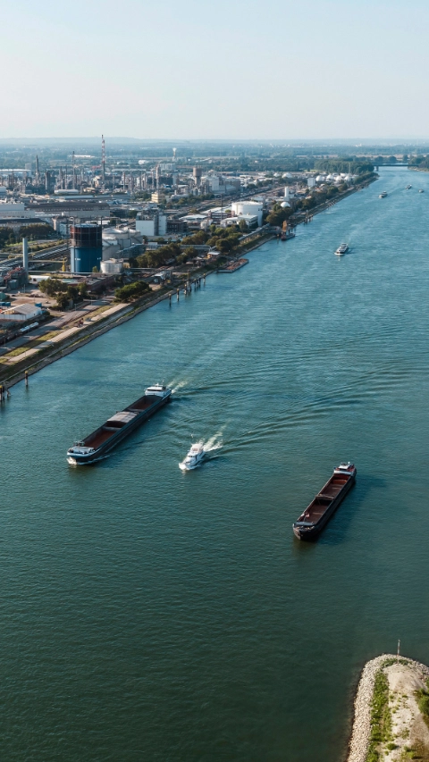 Das Herz der BASF-Gruppe ist die BASF SE mit ihrem Stammwerk in Ludwigshafen am Rhein. Mit etwa 250 Produktionsbetrieben, vielen hundert Laboren, Technika, WerkstÃ¤tten und BÃ¼ros auf einer FlÃ¤che von rund zehn Quadratkilometern, ist es der grÃ¶Ãte zusammenhÃ¤ngende Chemiekomplex der Welt.
Das Stammwerk der BASF ist auch die Wiege des Verbundkonzepts: Produktionsanlagen, EnergieflÃ¼sse und Logistik werden intelligent miteinander vernetzt, um Ressourcen so effizient wie mÃ¶glich zu nutzen.
Abdruck honorarfrei. Copyright by BASF.

BASF SE with its main site in Ludwigshafen is the heart of the BASF Group. With around 250 productions facilities, hundreds of laboratories, technical centers, factories and offices in an area of approximately ten square kilometers, the site is the largest integrated chemical complex in the world.
As the headquarters of BASF it is also the cradle of the Verbund concept, where production facilities, energy flows and logistics are linked together intelligently in order to utilize resources as efficiently as possible.
Print free of charge. Copyright by BASF.,Das Herz der BASF-Gruppe ist die BASF SE mit ihrem Stammwerk in Ludwigshafen am Rhein. Mit etwa 250 Produktionsbetrieben, vielen hundert Laboren, Technika, Werkstätten und Büros auf einer Fläche von rund zehn Quadratkilometern, ist es der größte zusammenhängende Chemiekomplex der Welt.
Das Stammwerk der BASF ist auch die Wiege des Verbundkonzepts: Produktionsanlagen, Energieflüsse und Logistik werden intelligent miteinander vernetzt, um Ressourcen so effizient wie möglich zu nutzen.
Abdruck honorarfrei. Copyright by BASF.

BASF SE with its main site in Ludwigshafen is the heart of the BASF Group. With around 250 productions facilities, hundreds of laboratories, technical centers, factories and offices in an area of approximately ten square kilometers, the site is the largest integrated chemical complex in the world.
As the headquarters of BASF it is also the cradle of the Verbund concept, where production facilities, energy flows and logistics are linked together intelligently in order to utilize resources as efficiently as possible.
Print free of charge. Copyright by BASF.